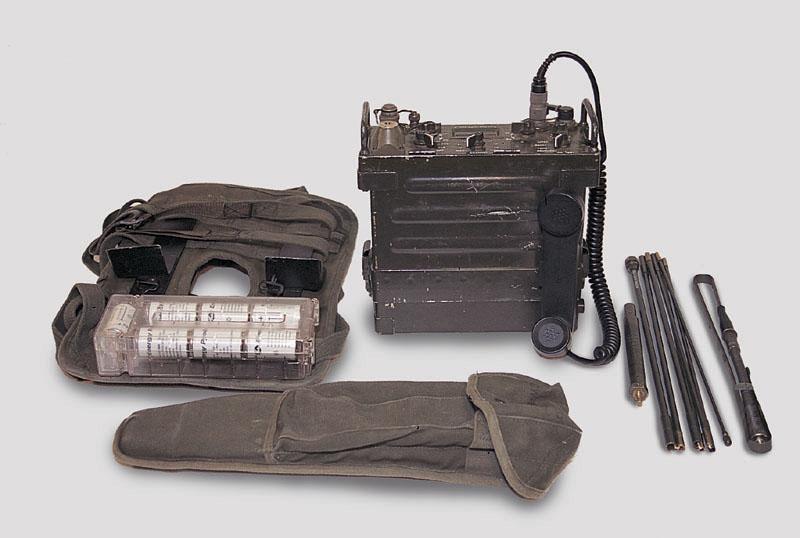 Portable Military VHF Transceiver Очень похожей на AN/PRC-25 была